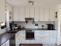 Küche in weiß mit dunkler Arbeitsplatte