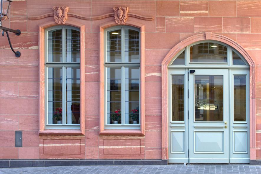 Traditionelle Haustür in der Braubachstraße in Frankfurt am Main